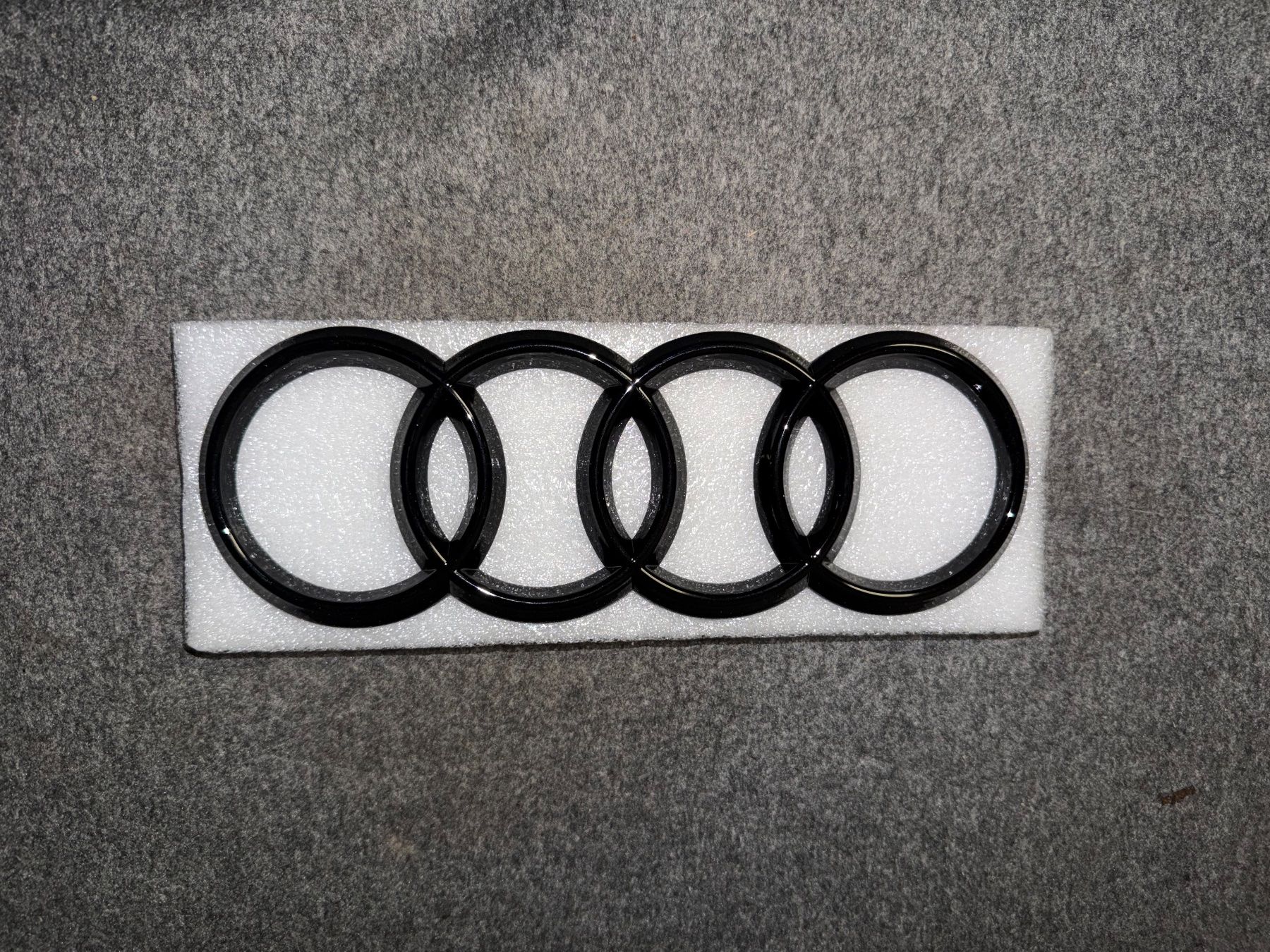 Audi Tutti pezzi di ricambio auto: Audi Ringe in schwarz 273x94mm – Usato da Ulisbach venduto da PET-030