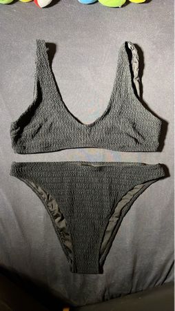 Schwarzer Bikini mit Strukturmuster - Sommerhit