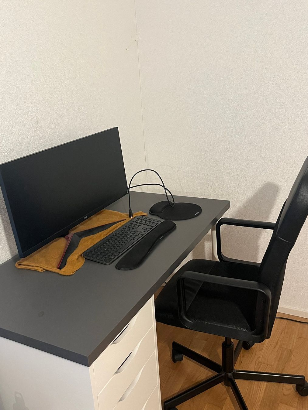 Scrivanie: Office Desk and Chair – Usato da Dübendorf venduto da jul_mk8t 1