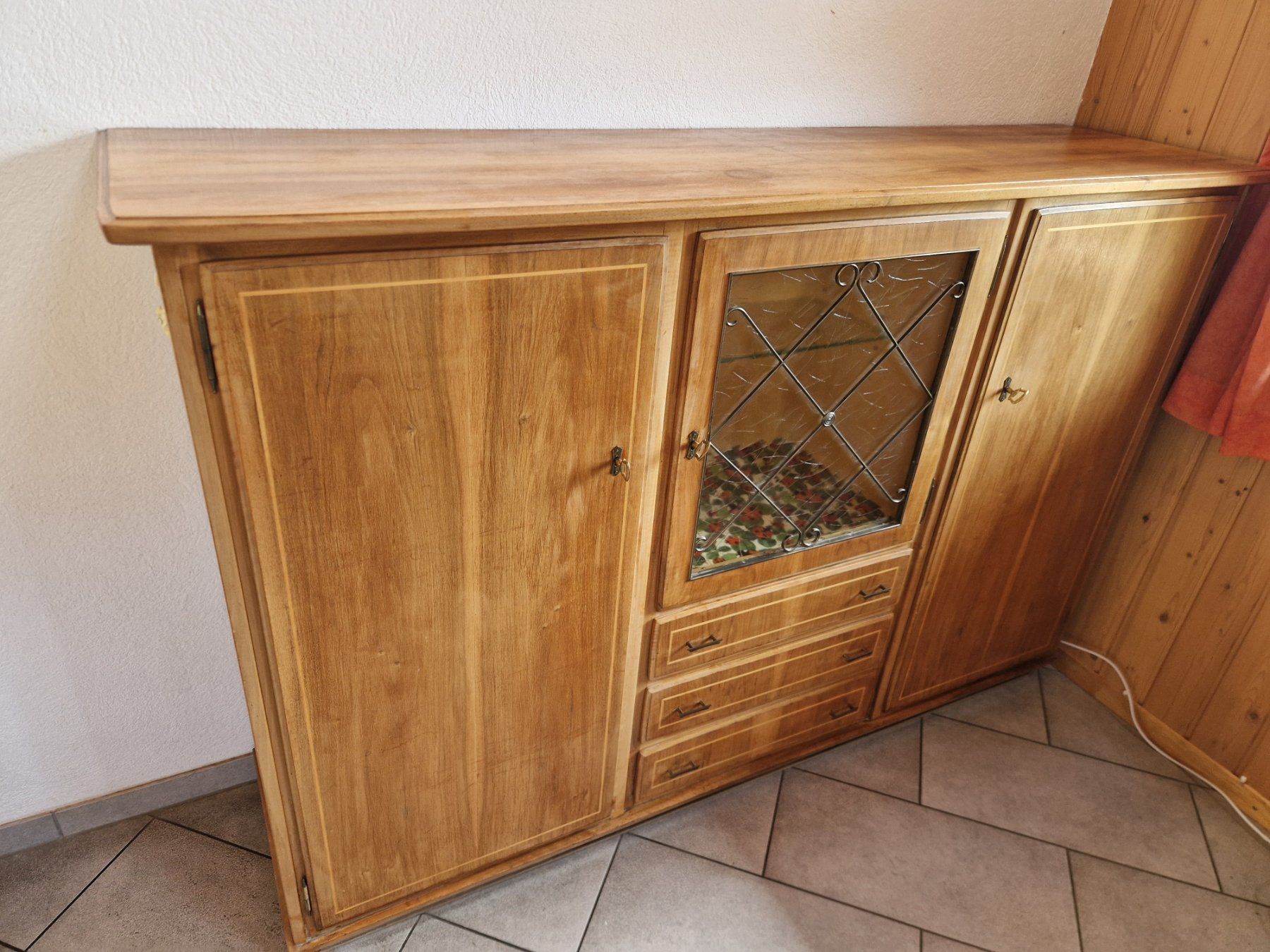 Büffets: Anrichte Holz Glastür Schubladen – Gebraucht aus Münsingen von Geeskile