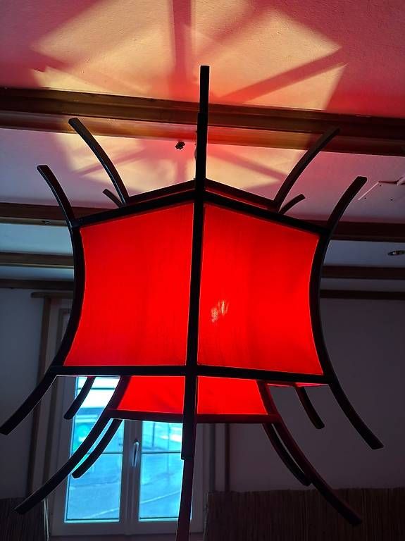 Lampade: Lampe aus Holz und roter Seide – Usato da Kastanienbaum venduto da Lukas_A.