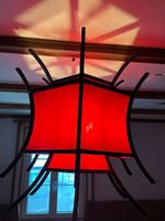 Lampe aus Holz und roter Seide