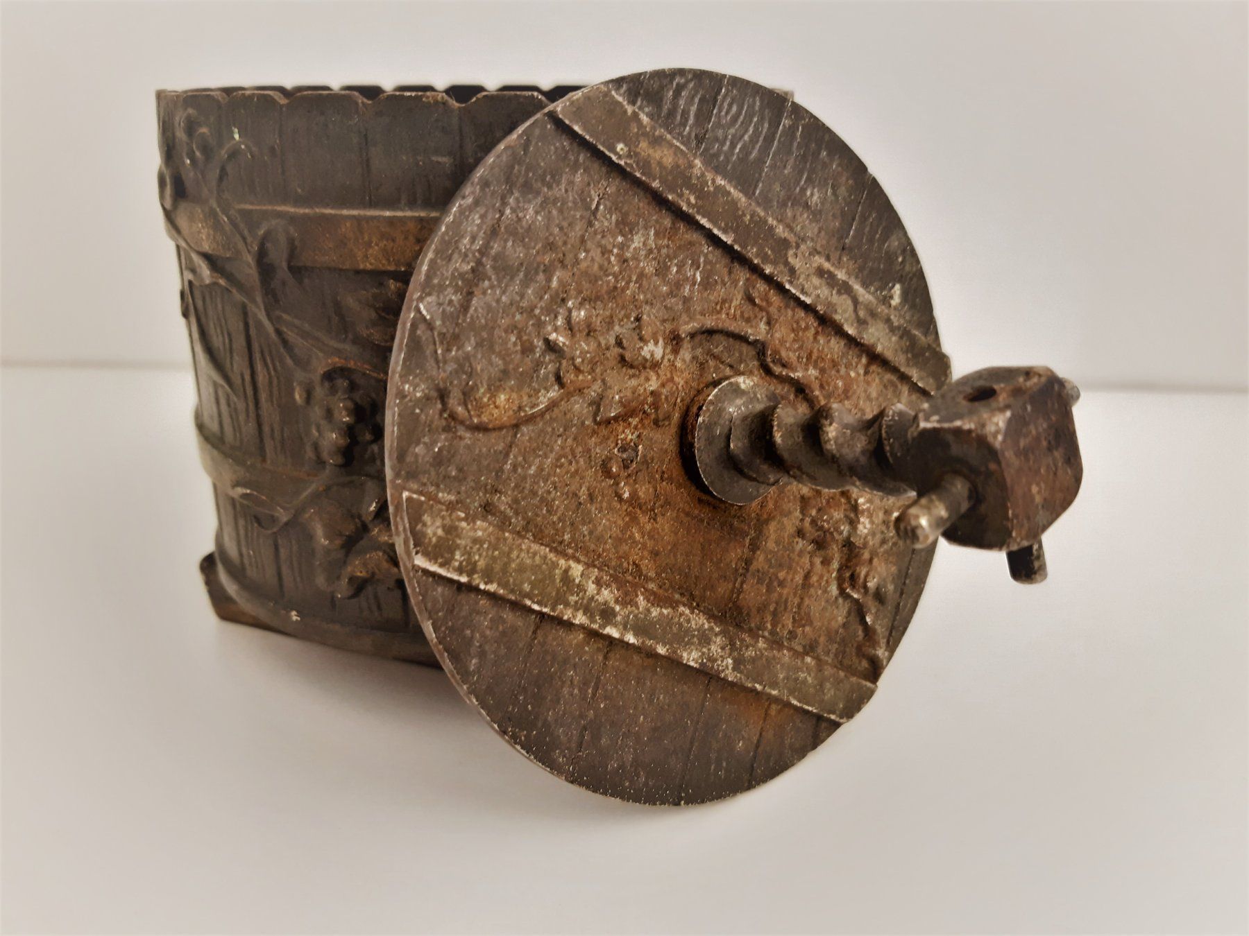 Sculture & Statue: Antike Dose Deko-Traubenpresse, Bronze – Usato da Bévilard venduto da Orscha 2
