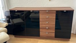 Sideboard «Nussbaum» mit schwarzer Glasfront