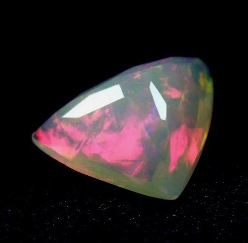 Pietre preziose: 4.75 Cts Triangular facetated Ethiopian Welo Opal "H9 – Usato da Laupersdorf venduto da J69T 1