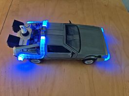 Zurück in die Zukunft  DeLorean 1:24 (mit LED-Licht)
