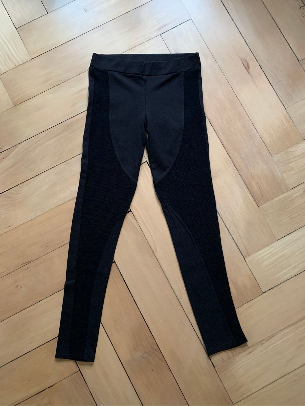 Leggings: Leggings schwarz mit Rillenmuster - XS – Usato da Zürich venduto da Diazaio