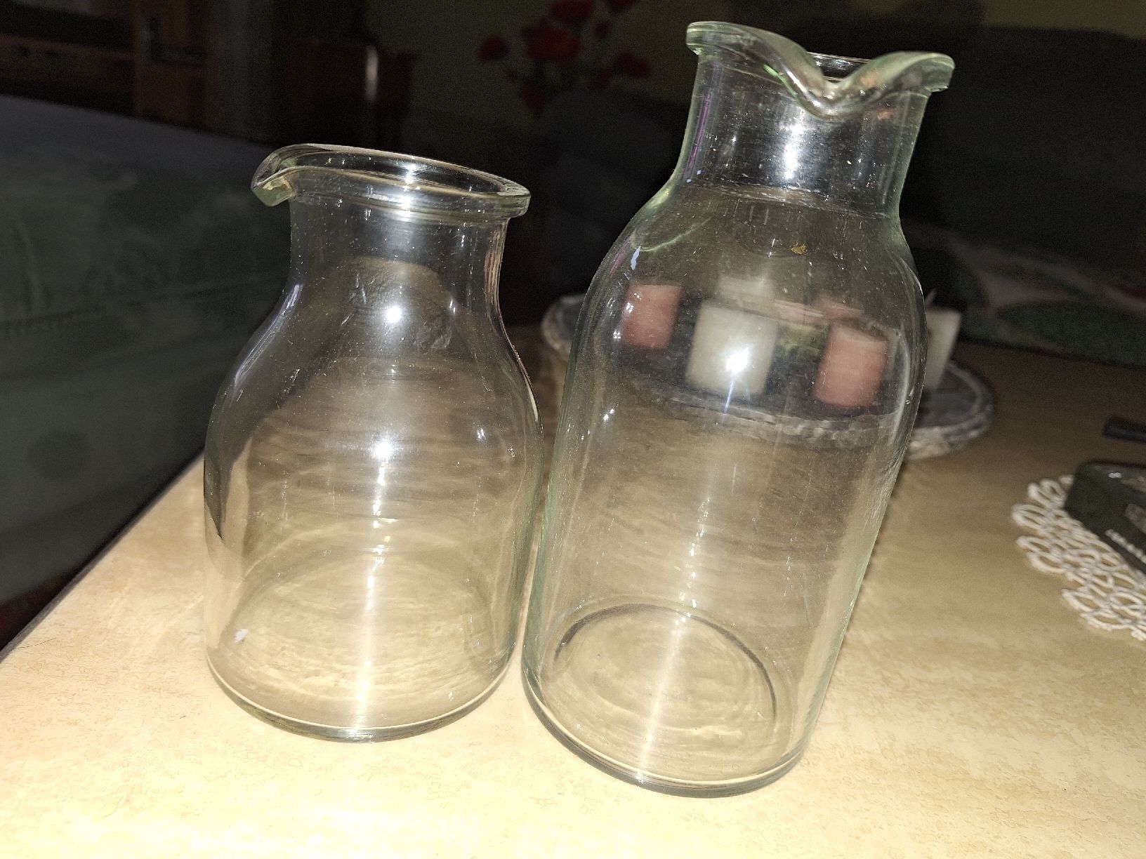 Caraffe: 2 Glas-Fläschli Milchkännchen Glaskaraffe  – Nuovo (secondo la descrizione) da spreitenbach venduto da lumbalplatte