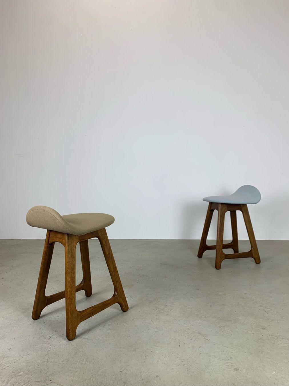 Sgabelli: 2x Hocker Erik Buch neu bezogen 60er – Usato da Basel venduto da MidMod20C 1