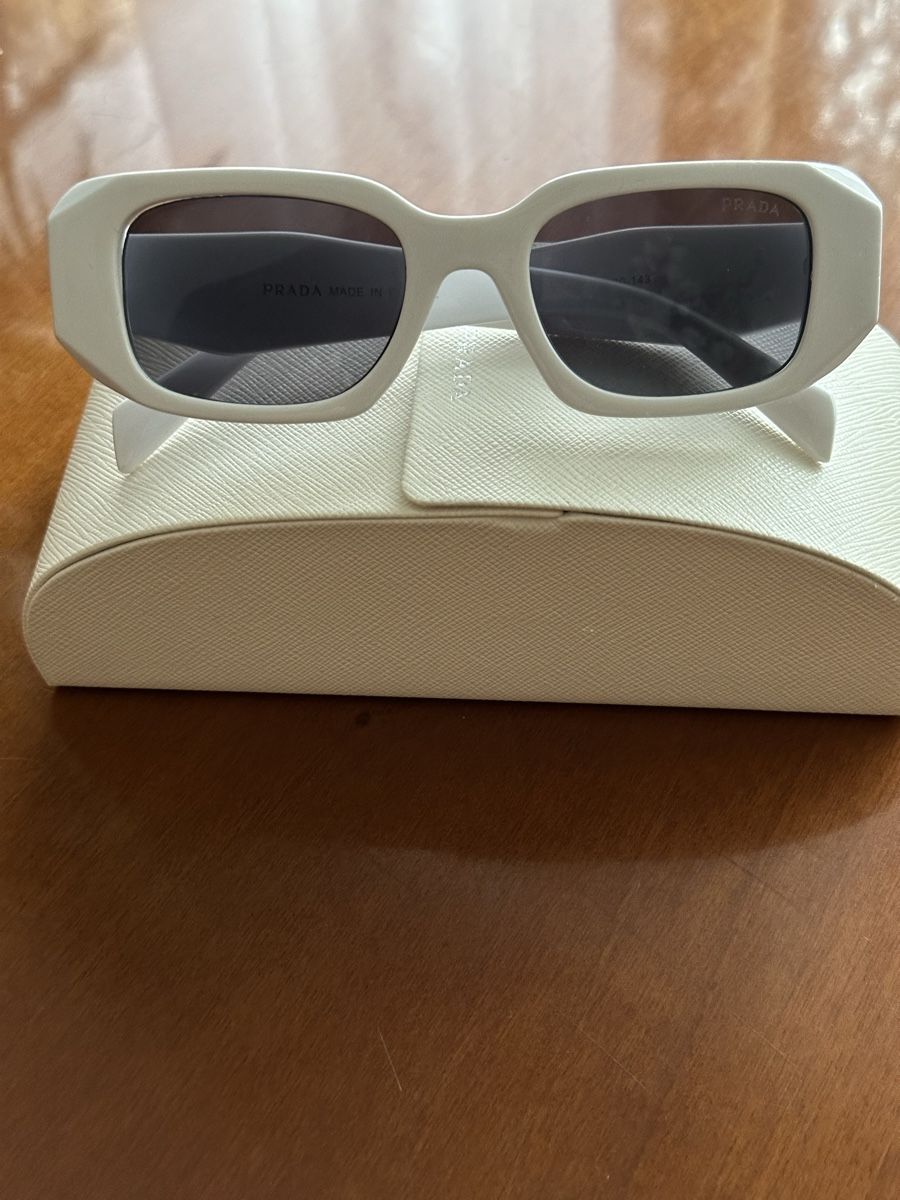 Prada Brillen & Gläser: Prada Sonnenbrille 😎 mit Box – Gebraucht aus Basel von Ivana_4 7
