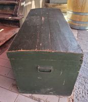Coffre malle en bois peint vert