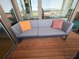 Gepflegtes Gartensofa, 3-plätzig, grau, Outdoor-tauglich