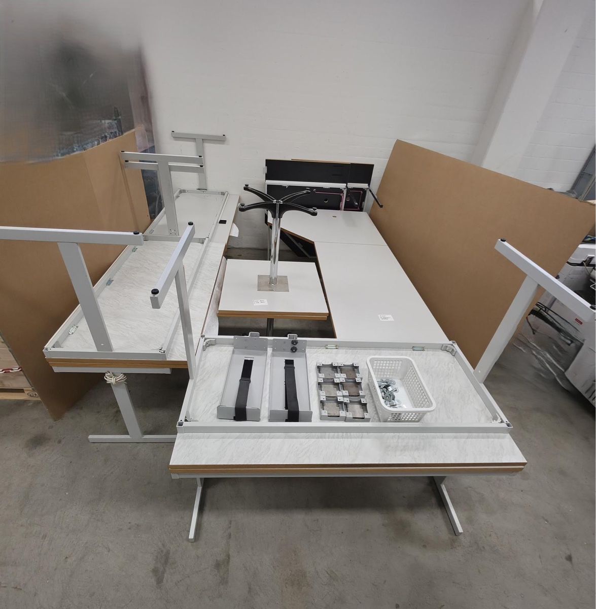 Bureaux: 12 Burotische – D'occasion à Aesch BL par ina-els