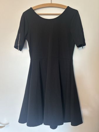 Kleid schwarz, S-M, Reissverschluss hinten u Ärmel