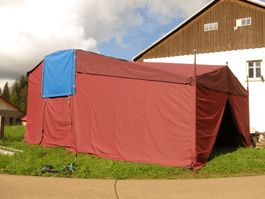 Bühnenanhänger mit Zelt / mobile Bühne