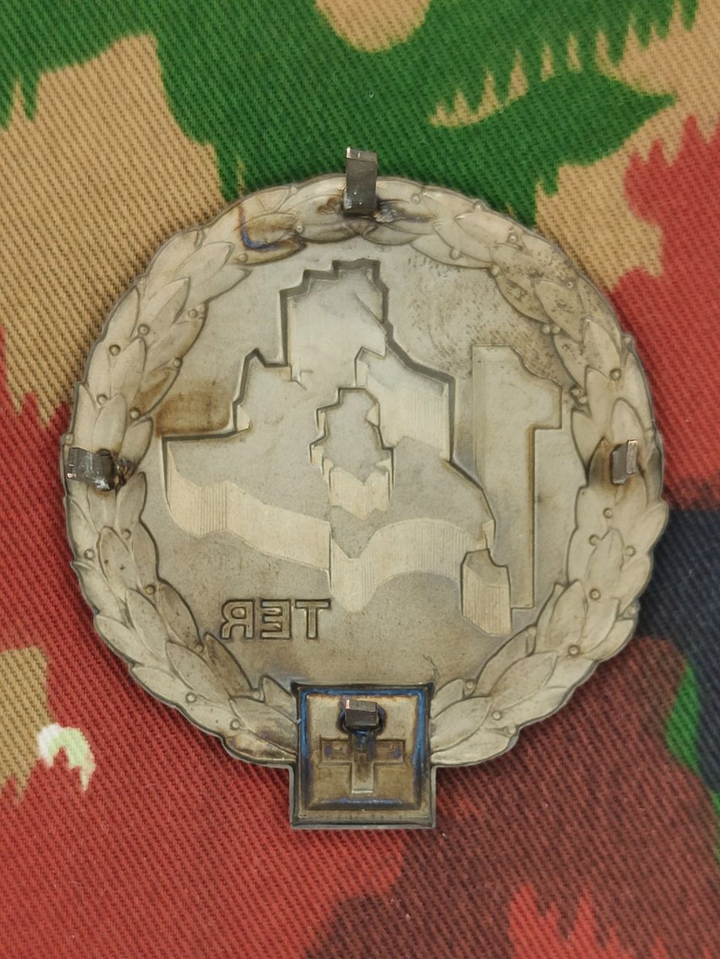 Schweizer Armee Placchette & Badge: Béretemblem Territorialdivision 1, Variante 2, neu – Nuovo e nell'imballaggio originale da Bauma venduto da SwissMilitaria 1