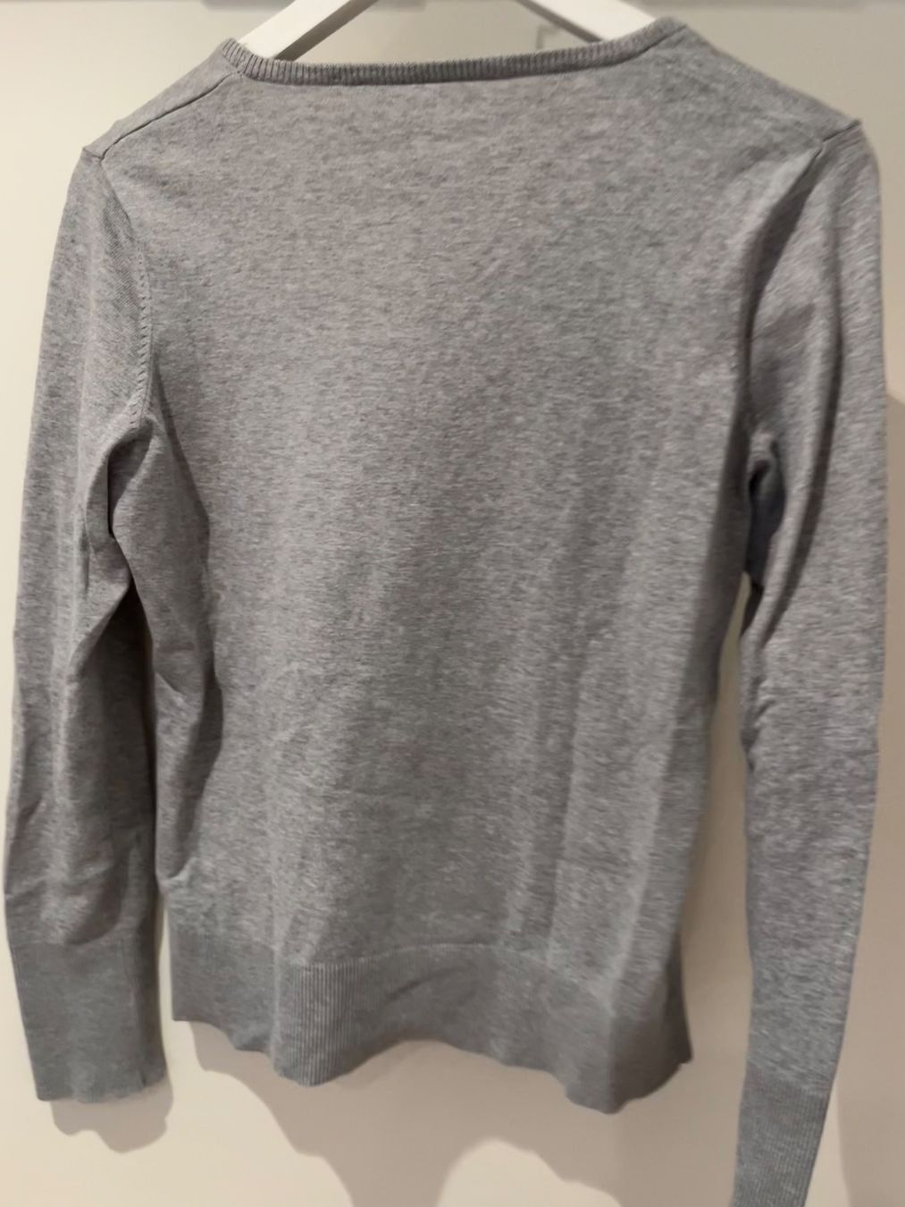 Maglioni & Felpe: Pullover mit V-Ausschnitt, grau meliert – Usato da Gockhausen venduto da Takatuka04 1
