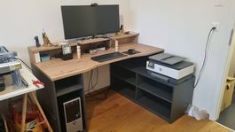 Grand bureau d'angle + chaise.