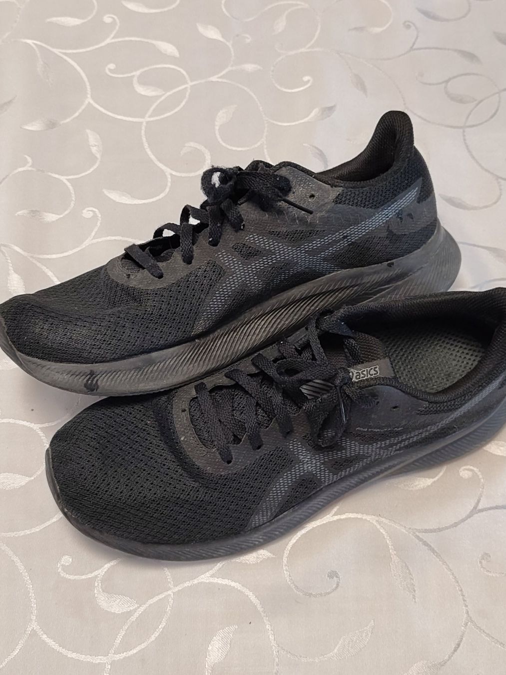 Asics Scarpe da uomo: schwarze Asics Schuhe Gr. 44.5 – Usato da Brüttisellen venduto da kikaninchen79 1