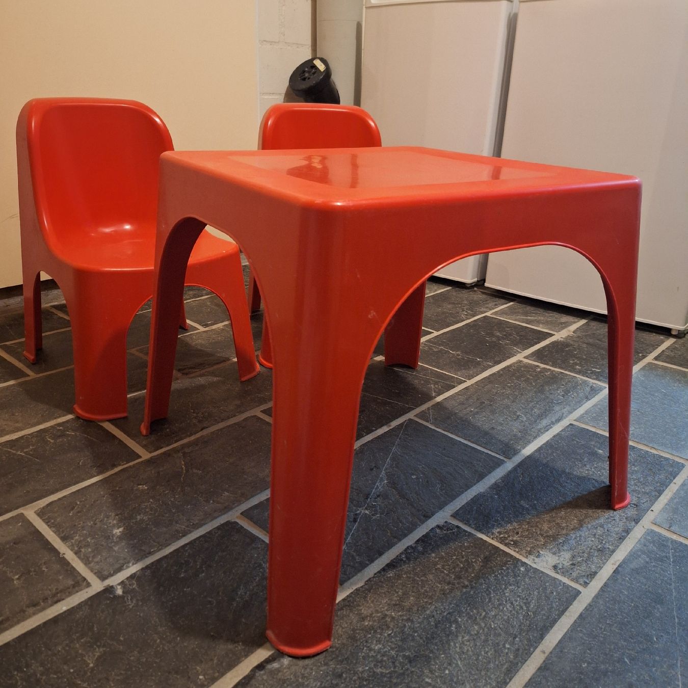 Set di tavolo e panche: Kindertisch und 2 Stühle Kunststoff – Usato da Schübelbach venduto da rab02 1