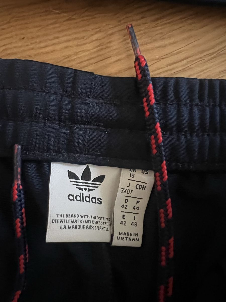 Adidas Completi & Tailleur: Adidas Trainingsanzug Blumenmuster dunkelblau – Usato da Zürich venduto da R1908 4