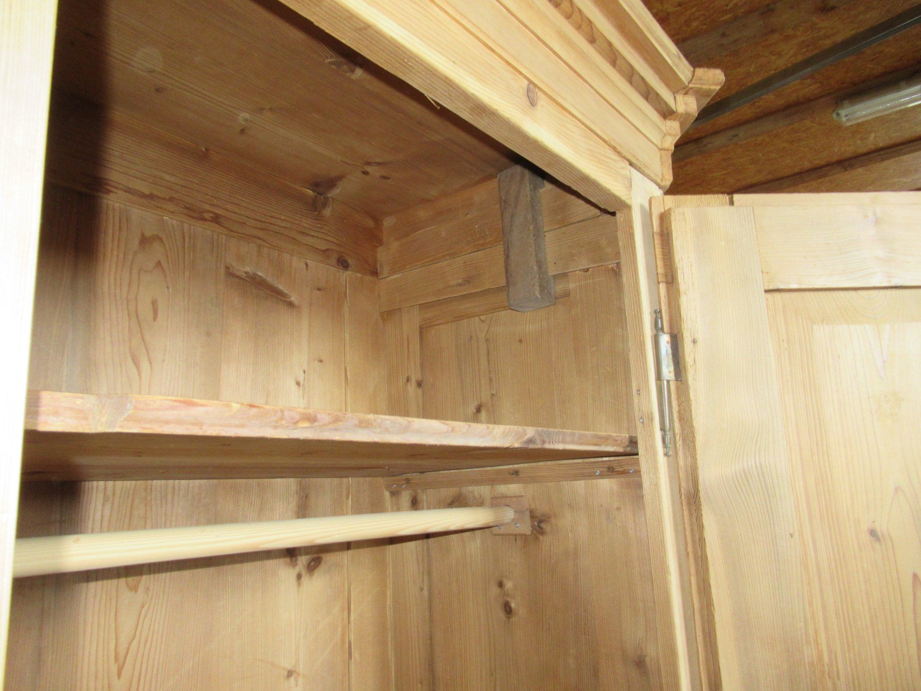 Schränke: Zweitüriger Schrank (Tanne/189) – Gebraucht aus Berg SG von Pizza58 2