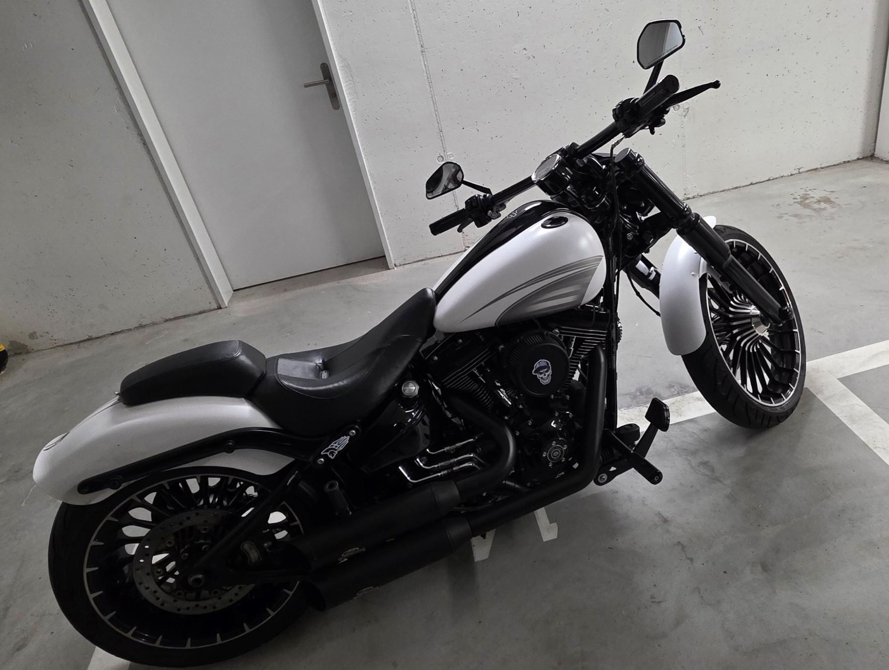 Harley-Davidson Chopper: Harley Davidson FXSB Breakout 103 – Gebraucht aus Höri von asp_9zk9 5