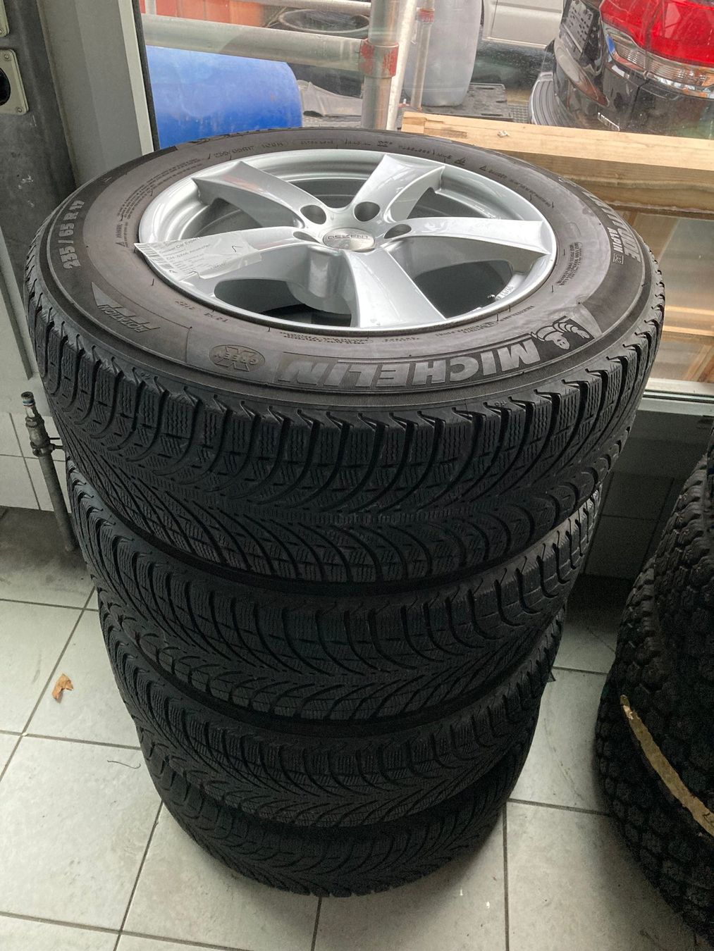 Audi Pneumatici & Ruote complete: Audi Q5 Winterräder 235/65R17 – Usato da Cham venduto da WB2223