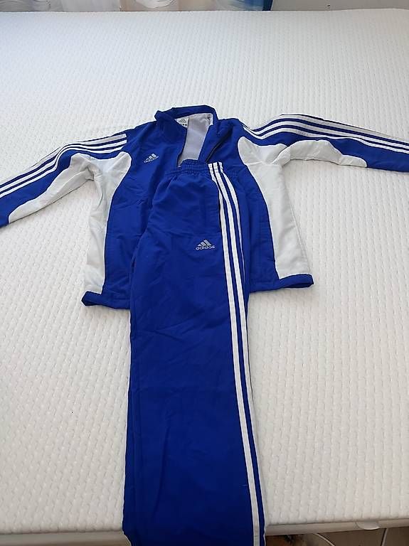Completi, tute sportive e funzionali: Adidas trainer blau-weiß  – Usato da AU/ZH venduto da kalhoum