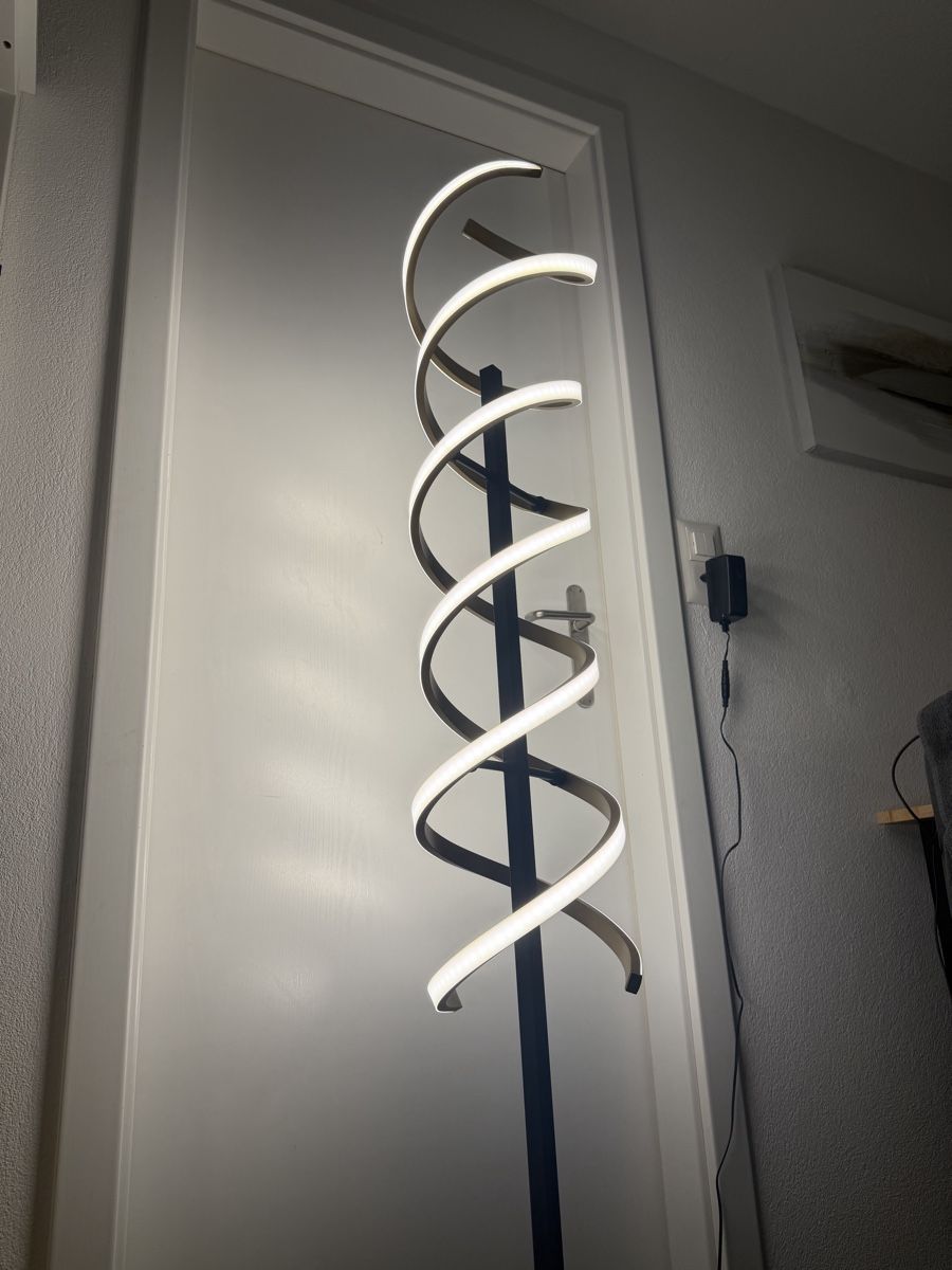 Lampes: LED Stehlampe (Twister) – D'occasion à Aarau par bruegglifeld_ole 1