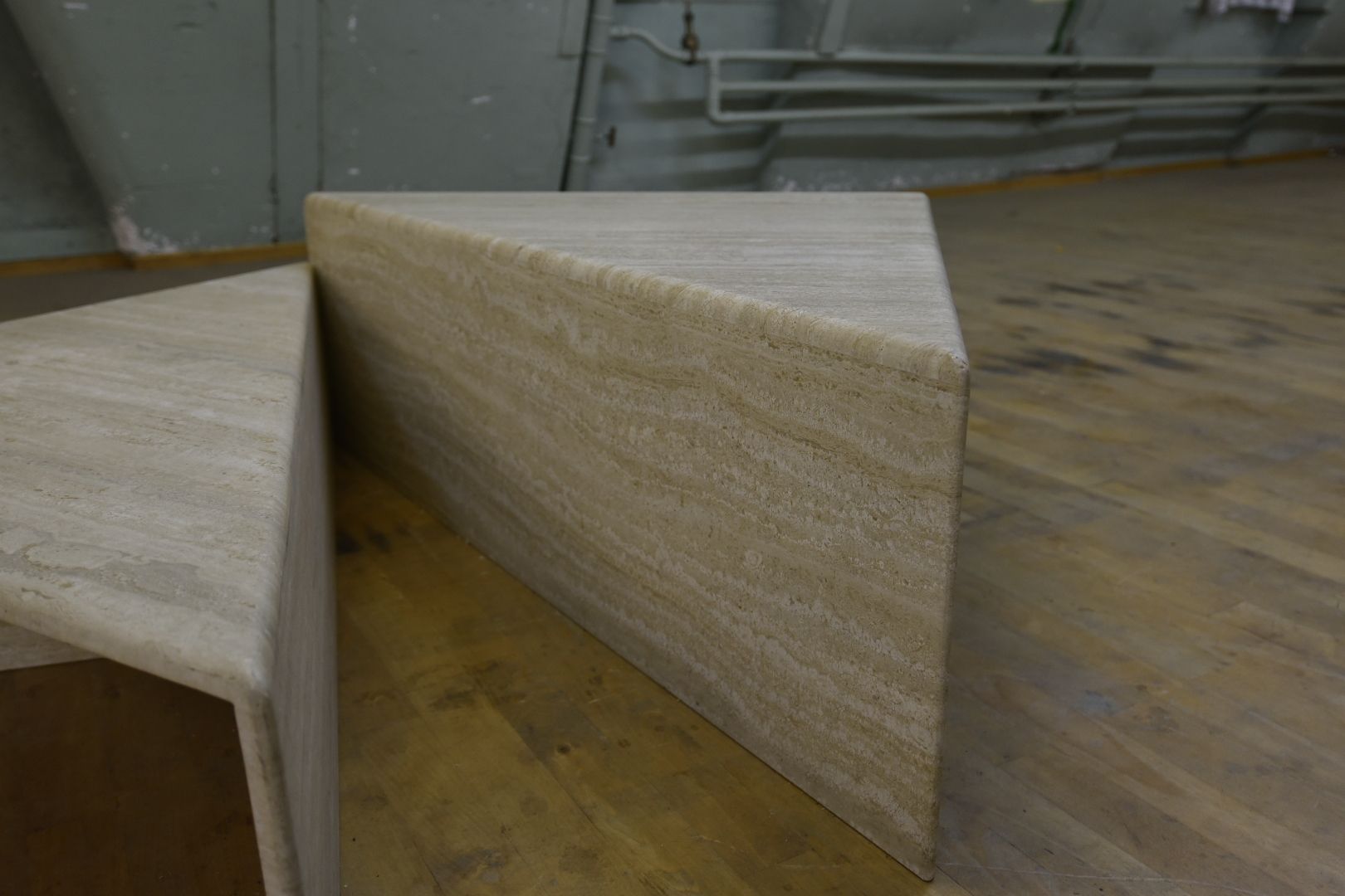Tables: Designer Couchtisch aus Travertin Up&Up – D'occasion à Lichtensteig par UsedINStore 2