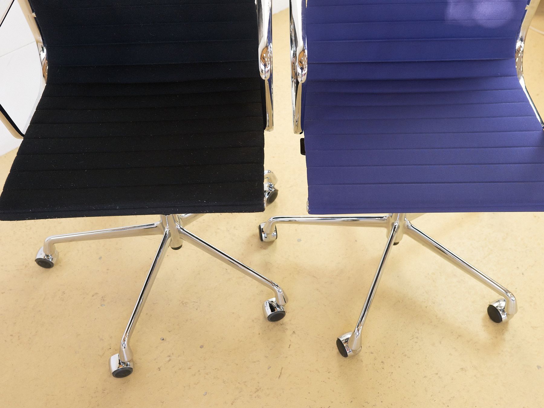 Vitra Stühle: Vitra Eames Aluminium Chair EA 117 | Rot – Gebraucht aus Meinisberg von atelier_TILIJA 2