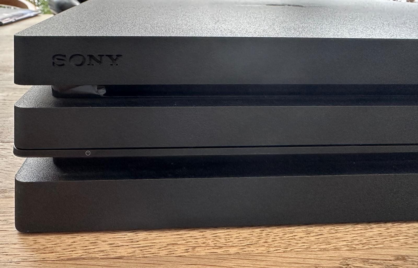 Sony Consoles: PlayStation 4 Pro - inkl. Controller, Headset und mehr – D'occasion à Rorschach par harry-the-great 4