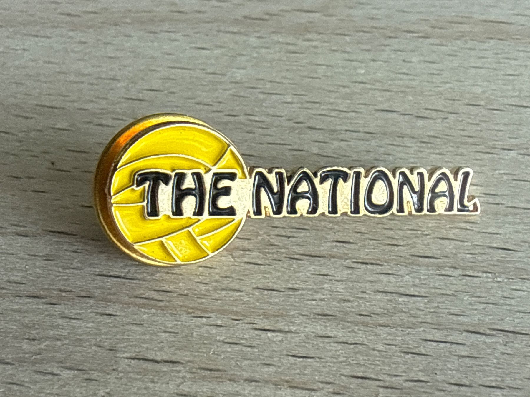 Plaketten & Abzeichen: Pin  THE NATIONAL Volleyball – Gebraucht aus Glattbrugg von Schweigmatt