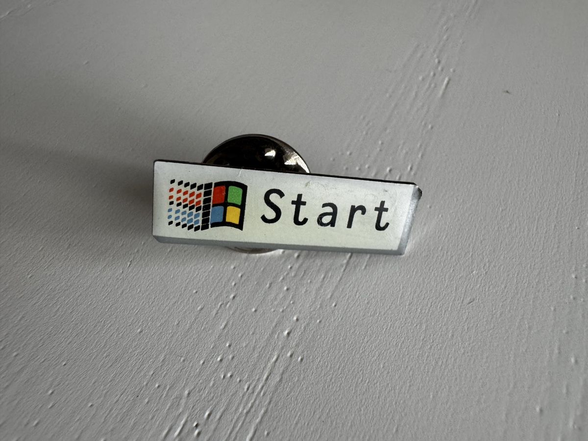 Microsoft Placchette & Badge: Windows Start Button Lapel Pin – Usato da Regensdorf venduto da Tangerine24