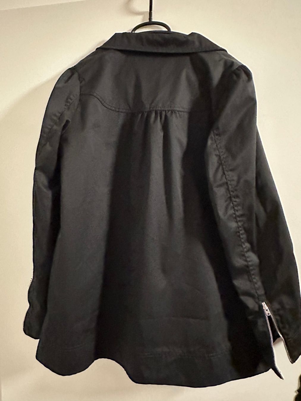 H&M Giacche: Wasserdichte schwarze Windjacke – Usato da Freudwil venduto da Feenland2010 2