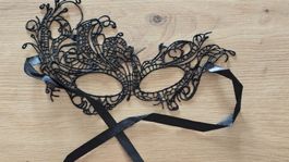 Elegante venezianische Augenmaske aus schwarzer Spitze