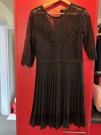 Robe noire Zara dentelle plissée taille M - 