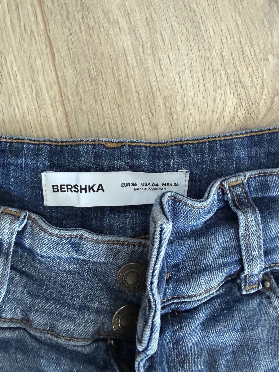 Bershka Lotti & Set di vestiti: Damen Jeans Bundle mit 6 Paar Jeans - Neu!  – Nuovo (secondo la descrizione) da Steffisburg venduto da tschakusei 6