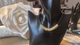 Collana girocollo con cordino nero e anelli dorati, nuova