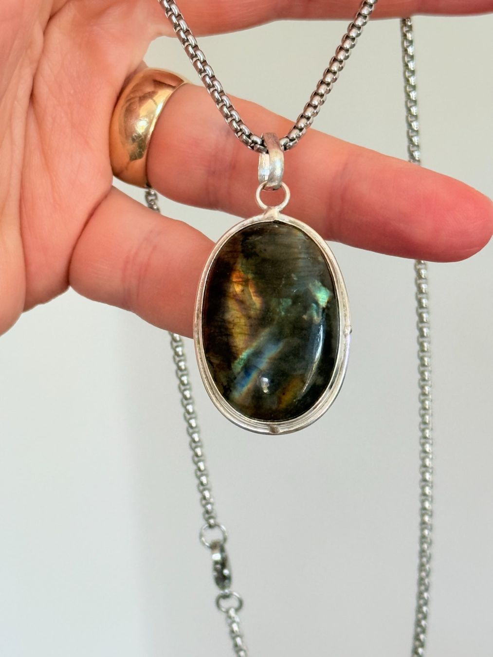 Catenine: Collier pendentif Labradorite - Élégance brute – Nuovo e nell'imballaggio originale da Genève venduto da AWWA