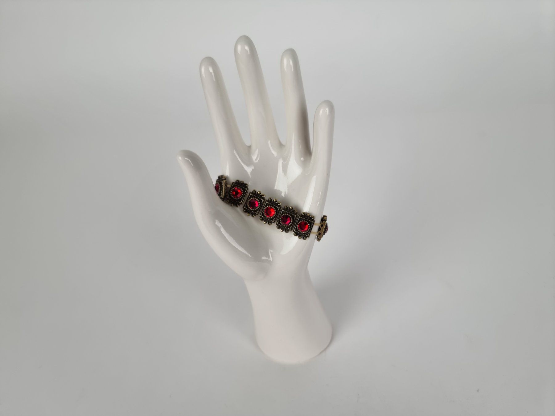 Armbänder & -reifen: elastisches Armband mit roten Strasssteinen – Gebraucht aus Urtenen-Schönbühl von Restwert_Schoenbuehl 1