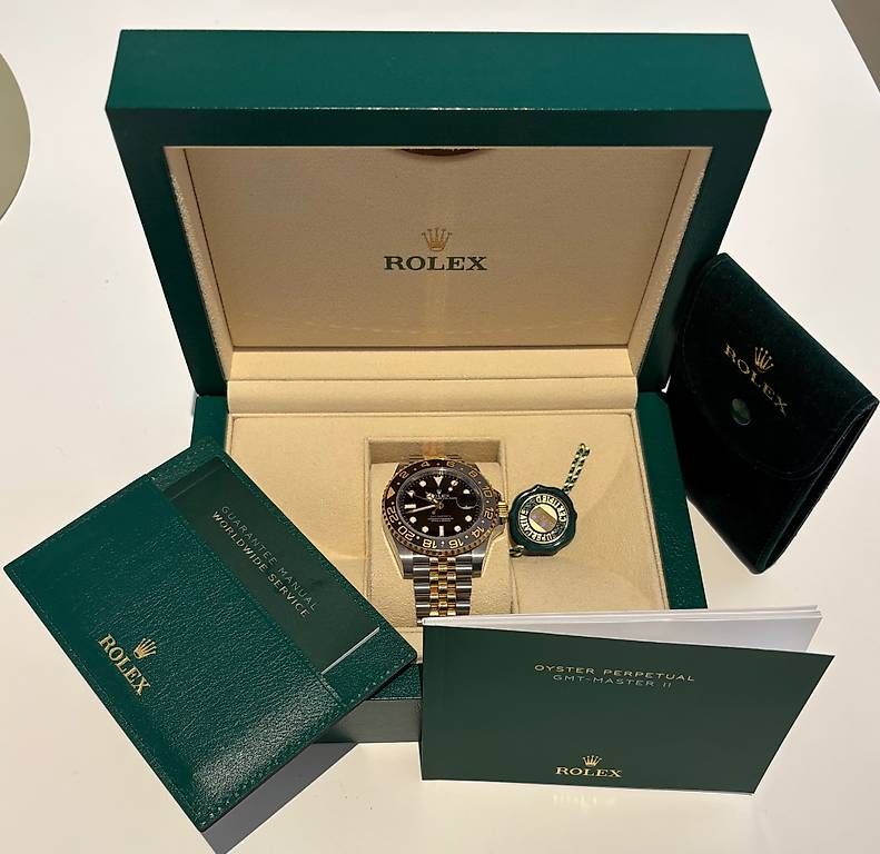 Rolex Uhren: Rolex GMT-Master II 40mm Ref. 126713GRNR – Gebraucht aus Schwyz von Nowre