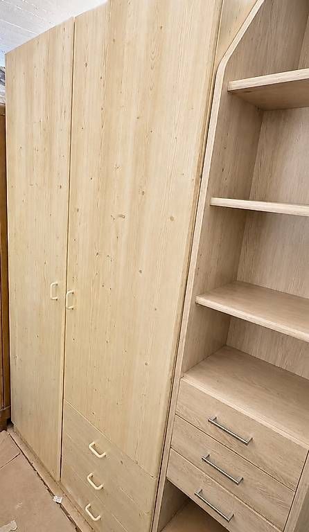 Schränke: Kleiderschrank – Gebraucht aus Flums von EsRamadani