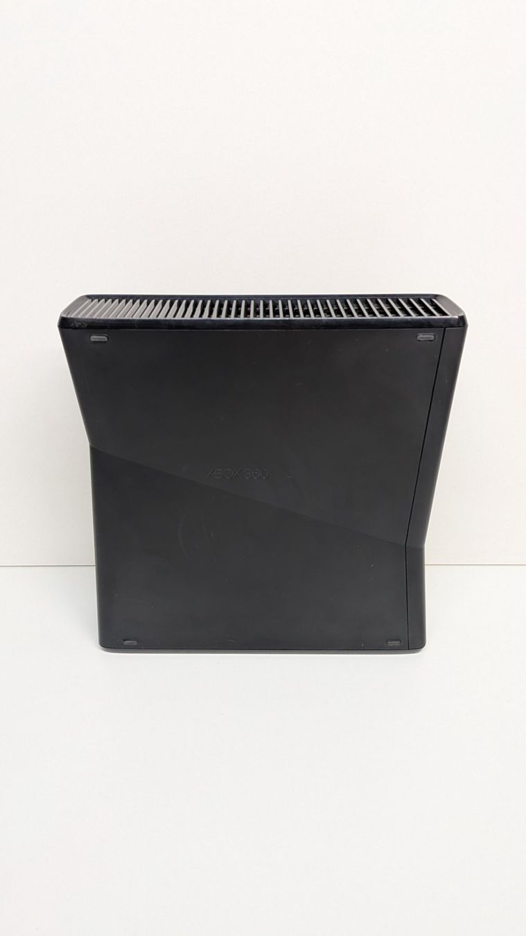 Microsoft Consoles: Microsoft Xbox 360 S inkl. 2 Controller – D'occasion à Menziken par mame18 7