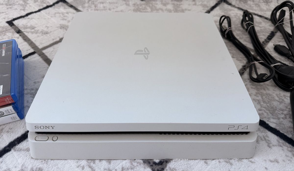 Sony Console: PlayStation 4 Slim / 500GB / 3 Spiele & Controller – Usato da Frenkendorf venduto da Le_Icemelon 1