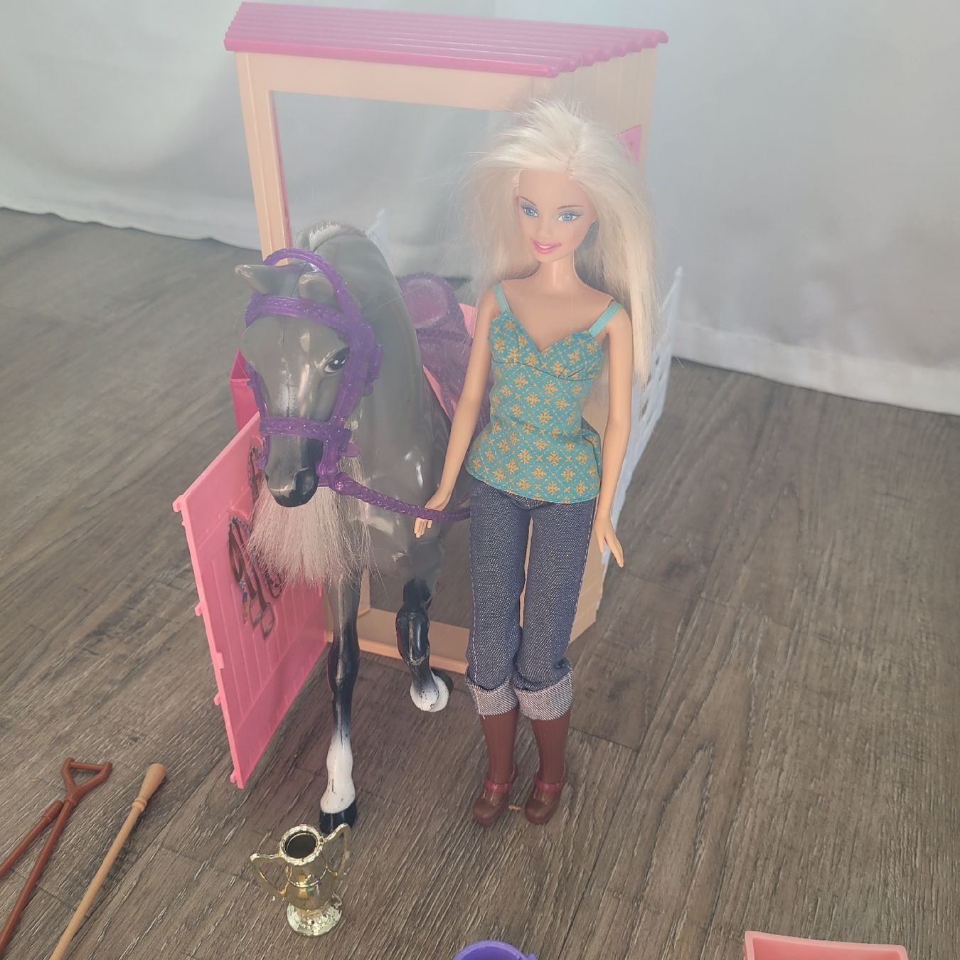 Spielzeuge: Barbie Pferde Stall und Zubehör – Gebraucht aus Niederbuchsiten von klengyel 6