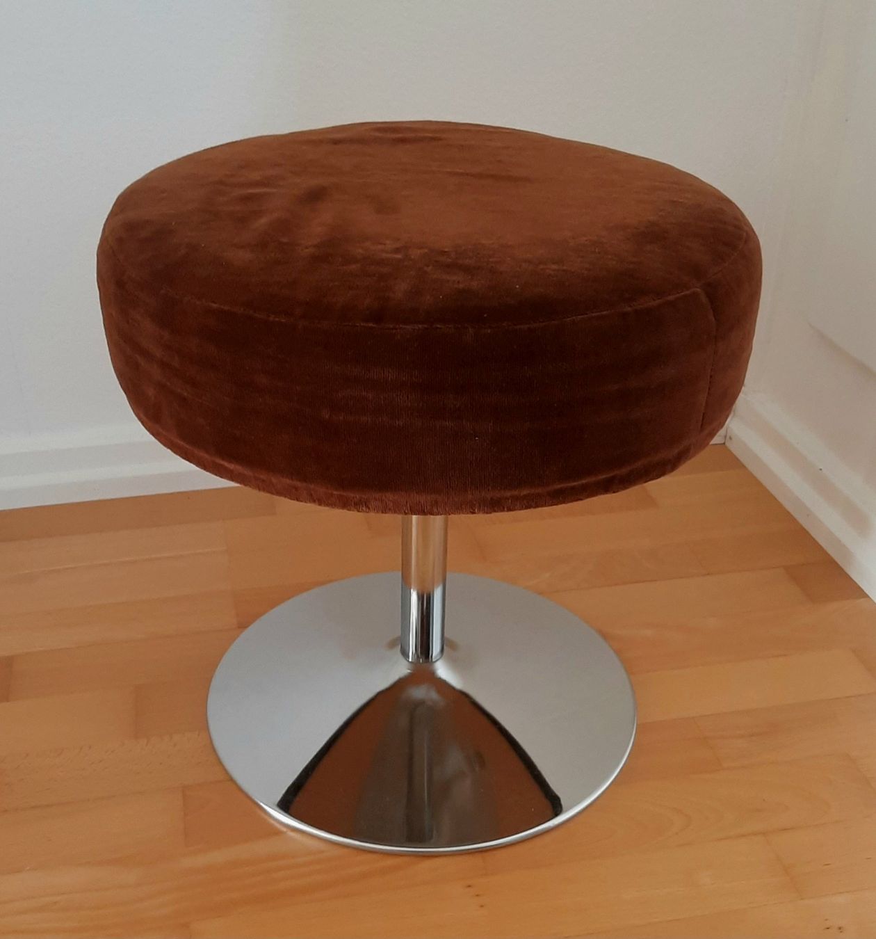Sgabelli: Midcentury Tulip Hocker – Usato da Arbon venduto da torso444