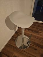 Barhocker weiss höhenverstellbar guter Zustand