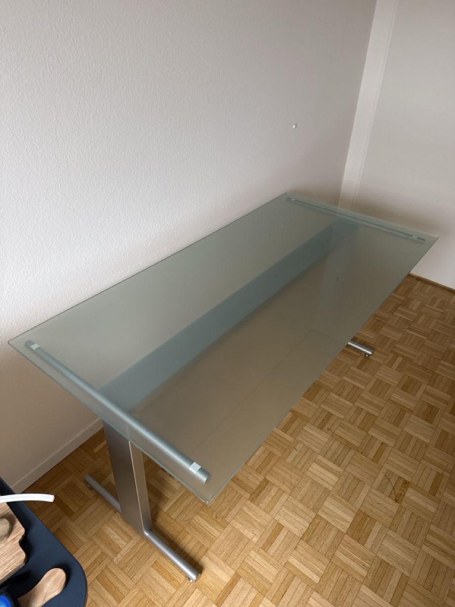 Tische: Tisch mit Glas Platte – Gebraucht aus Wettingen von Redarrow 1